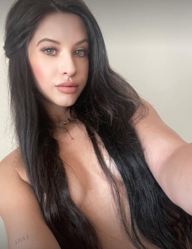 Anyone who wanna see me squirting? ( for the first 300 comments I can figure this )