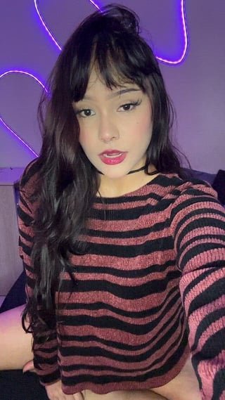 date a 5’2 short girl or just fuck and leave?